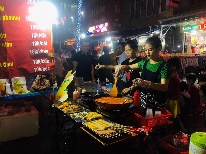 Thức ăn đường phố khó kiểm soát chất lượng.