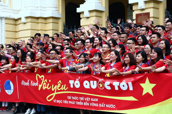 Yêu nước có thể thể hiện bằng nhiều cách khác nhau. Nếu đã yêu Tổ quốc, người trẻ luôn có những cách khác nhau thể hiện tình yêu. Ảnh minh họa: Đoàn thanh niên cộng sản Hồ Chí Minh Yêu nước có thể thể hiện bằng nhiều cách khác nhau. Nếu đã yêu Tổ quốc, người trẻ luôn có những cách khác nhau thể hiện tình yêu. Ảnh minh họa: Đoàn thanh niên cộng sản Hồ Chí Minh