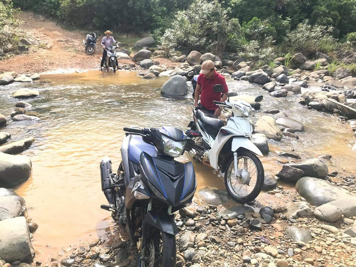 Các thầy cô giáo "khởi động" năm học mới bằng những chuyến đi rừng tìm học sinh. Ảnh: Vĩnh Nguyễn. Các thầy cô giáo "khởi động" năm học mới bằng những chuyến đi rừng tìm học sinh. Ảnh: Vĩnh Nguyễn.