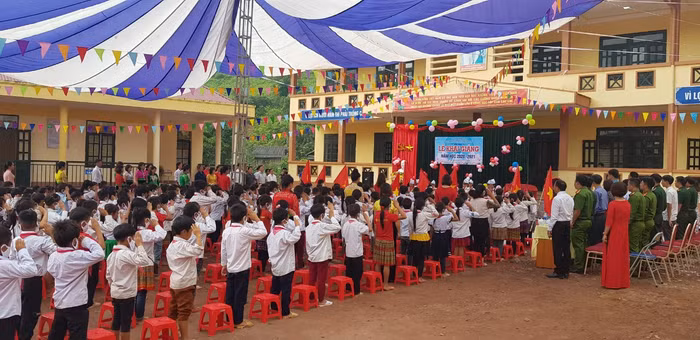 Học sinh trường Tiểu học Nậm Như khai giảng tại ngôi trường mới. Ảnh các cô giáo Nậm Nhù