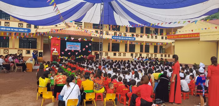 Nhờ khắc phục khó khăn kịp thời, các em học sinh tại Nậm Nhừ đã có một buổi khai giảng ấm cúng, nghĩa tình.