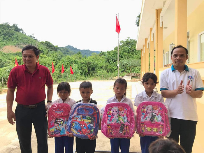 Món quà đầu năm học mới ở điểm thôn 8 Vĩnh Ô. Ảnh: Vĩnh Nguyễn Món quà đầu năm học mới ở điểm thôn 8 Vĩnh Ô. Ảnh: Vĩnh Nguyễn