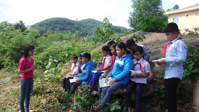 Cô trò ở Vĩnh Ô trong một buổi học ngoài trời. Ảnh: tư liệu nhà trường Cô trò ở Vĩnh Ô trong một buổi học ngoài trời. Ảnh: tư liệu nhà trường