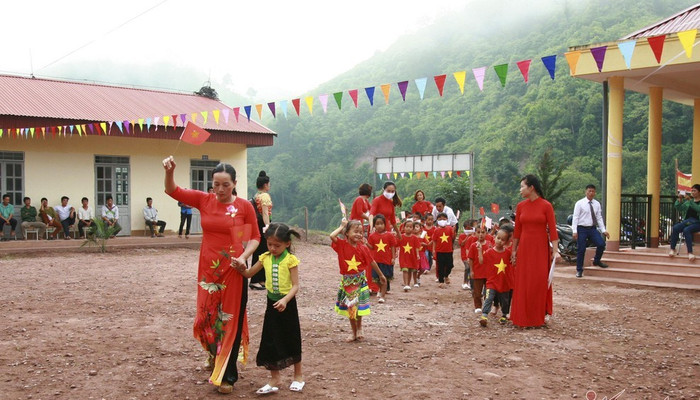 Các em mầm non Nậm Như đến ngày khai giảng. Ảnh cô giáo trường Nậm Nhừ.