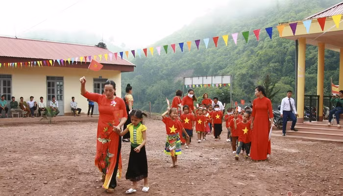 Các em mầm non Nậm Như đến ngày khai giảng. Ảnh cô giáo trường Nậm Nhừ.