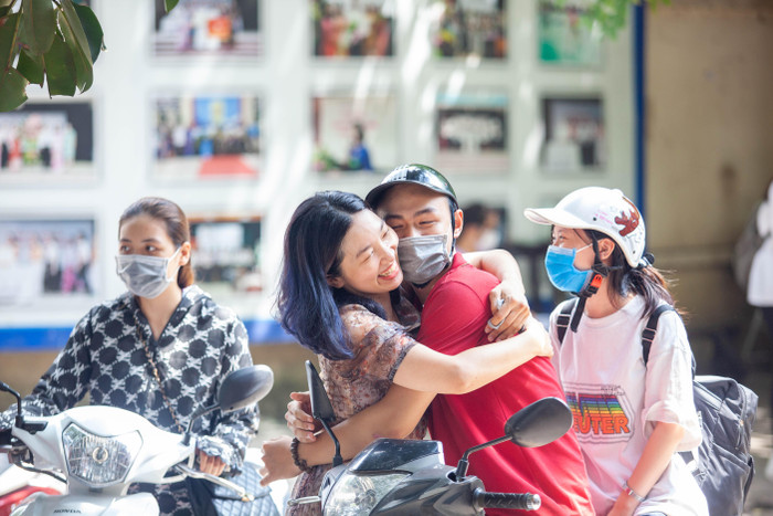 Không chỉ là cô giáo, cô Thanh luôn nỗ lực, cố gắng để làm bạn với các em. Nhiều học sinh cho biết, vào thời điểm cận kề ngày thi, cô Thanh 24/24h luôn sẵn sàng hỗ trợ học sinh.