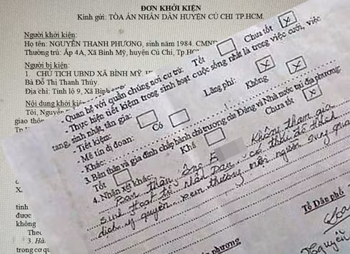 Đơn khởi kiện và Phiếu góp ý kiến. (Ảnh: Đan Quỳnh)