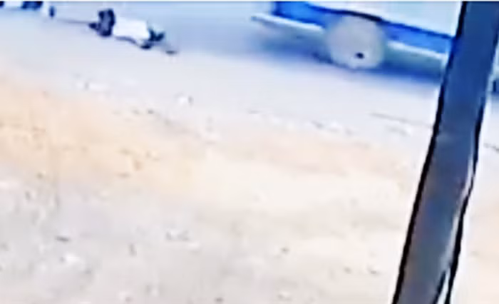 Hiện trường vụ học sinh bị rớt ra khỏi xe ở huyện Trảng Bom. (Ảnh cắt từ clip)