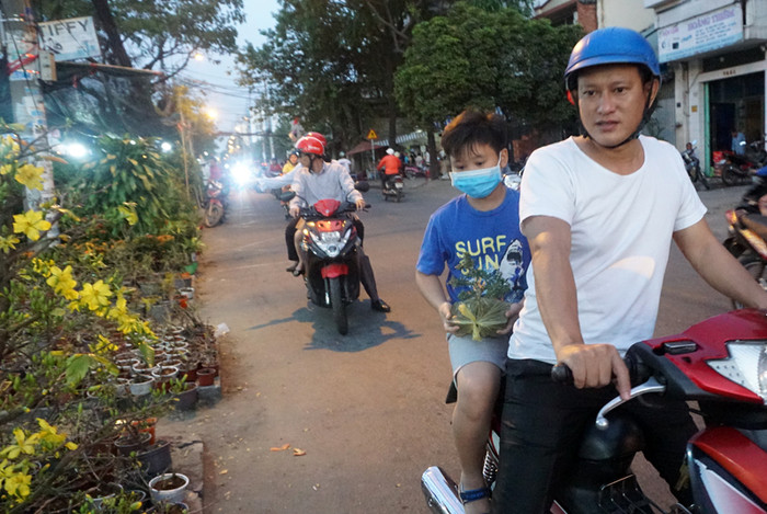 …cùng bố đi mua hoa chào đón năm mới.