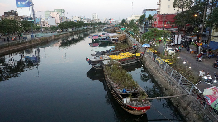 Năm nay, tàu ghe không tấp nập như những năm trước.