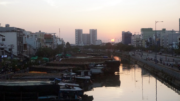 Chiều dần buông trên chợ hoa Bến Bình Đông.