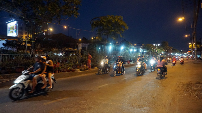 Tối 28 Tết mà chợ hoa vẫn vắng bóng người mua.