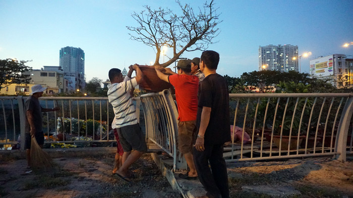 Tất bật chuyển hàng lên chợ hoa ở Bến Bình Đông.