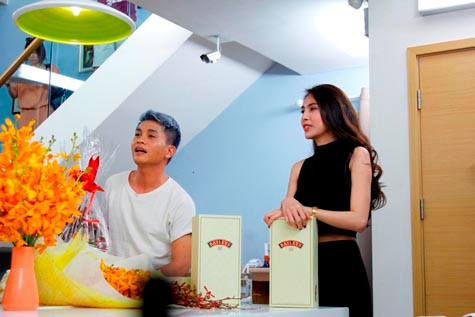 Cô và giám khảo Nam Trung mang theo nhiều hoa quả và quà cho thí sinh trong ngôi nhà chung.