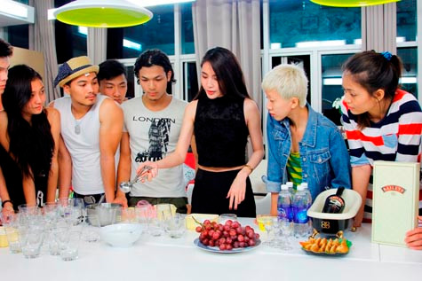 "Bà mẹ một con" đang hướng dẫn các thí sinh trong ngôi nhà chung chế biến món kem pha chế rượu.