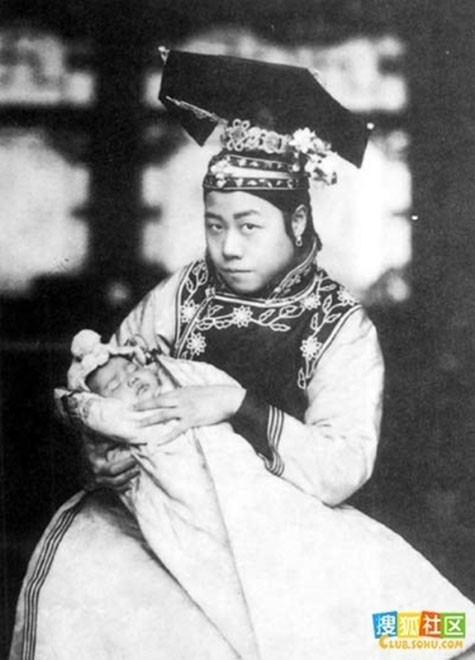 Kể cả sau khi mang thai, họ vẫn khó lòng "gọn gàng" trở lại với chế độ ăn uống tẩm bổ của quý tộc Kể cả sau khi mang thai, họ vẫn khó lòng "gọn gàng" trở lại với chế độ ăn uống tẩm bổ của quý tộc