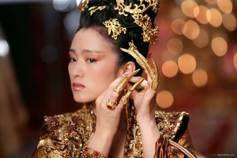 Tuy nhiên tạo hình điện ảnh của Từ Hy Thái hậu do Củng Lợi đóng thì lại quyến rũ như thế này... Tuy nhiên tạo hình điện ảnh của Từ Hy Thái hậu do Củng Lợi đóng thì lại quyến rũ như thế này...