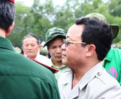 "Nhà tâm linh" Nguyễn Thanh Thúy - người đeo kính.