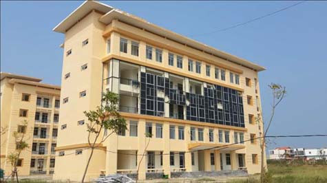 Vách kính của Đại học Đồng Hới bị tàn phá nặng nề sau cơn bão