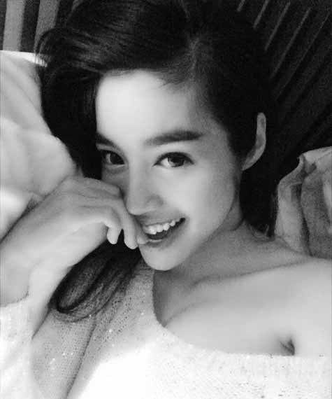 Tuy nhiên mới đây, cô khiến người hâm mộ của mình cũng như nhiều khán giả khác phải ngỡ ngàng bởi khuôn mặt bầu bĩnh đó đã không còn mà thay vào là chiếc cằm nhọn hai má nhỏ hơn rất nhiều so với trước