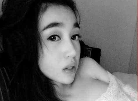 Là một hotgirl nổi tiếng bởi những lợi thế từ vòng 1, Elly Trần luôn xuất hiện trong những shoot hình nóng bỏng, gợi cảm cùng gương mặt bầu bĩnh của cô