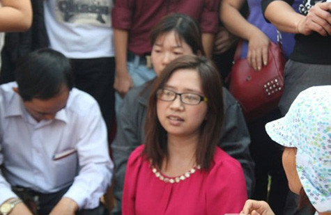 Người phụ nữ tự xưng là "nhà ngoại cảm" này cho rằng thi thể bị cát vùi, sâu lắm, sợ không tìm được