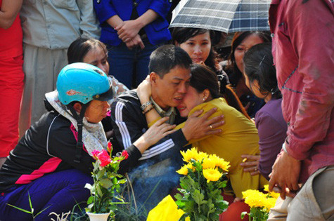 Người phụ nữ tự xưng là "nhà ngoại cảm" áo vàng liên tục ôm anh Huy - chồng nạn nhân khóc vật vã