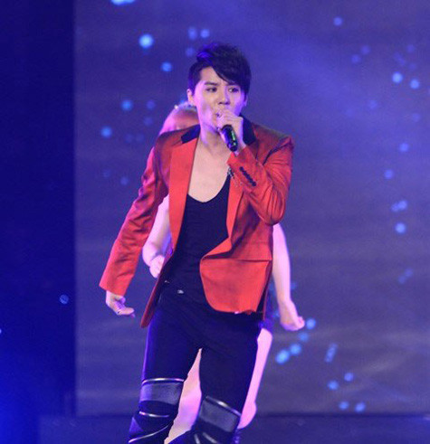 Junsu cũng phiêu hết mình. Junsu cũng phiêu hết mình.