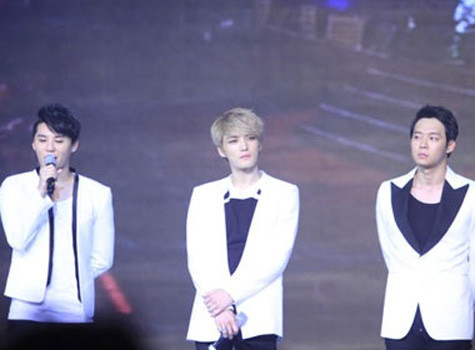 Đáp lại tình cảm đầy nhiệt thành từ fan, Jae Joong hào hứng chia sẻ: "Chúng tôi rất muốn bày tỏ tình cảm của JYJ với các fan Việt. Thật tiếc là cả nhóm đã không có nhiều cơ hội để chia sẻ những khoảnh khắc hạnh phúc với tất cả khán giả đã yêu mến và ủng hộ nhóm trong suốt thời gian qua. Chúng tôi cũng hy vọng trong tương lai có nhiều cơ hội thế này để gửi tới tình yêu to lớn của chúng tôi". Đáp lại tình cảm đầy nhiệt thành từ fan, Jae Joong hào hứng chia sẻ: "Chúng tôi rất muốn bày tỏ tình cảm của JYJ với các fan Việt. Thật tiếc là cả nhóm đã không có nhiều cơ hội để chia sẻ những khoảnh khắc hạnh phúc với tất cả khán giả đã yêu mến và ủng hộ nhóm trong suốt thời gian qua. Chúng tôi cũng hy vọng trong tương lai có nhiều cơ hội thế này để gửi tới tình yêu to lớn của chúng tôi".