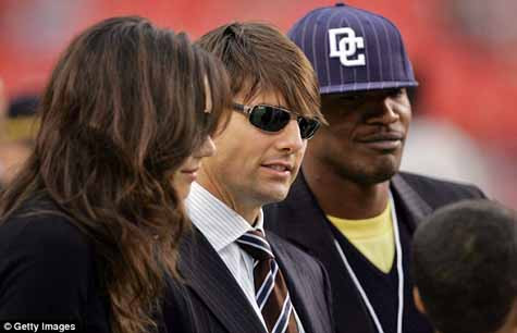 Nam diễn viên “Top Gun” ở giữa, cùng với bạn thân Jamie Foxx và Katie Holmes Nam diễn viên “Top Gun” ở giữa, cùng với bạn thân Jamie Foxx và Katie Holmes