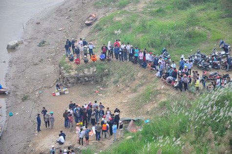 Hơn 9 ngày qua toàn bộ hai bên nội ngoại gia đình đã dốc sức thuê thợ lặn giỏi nhất miền bắc, nhiều thuyền cá tìm kiếm với hy vọng sớm thấy xác chị Huyền nhưng đến trưa nay (28/10) vẫn bặt tăm. Ảnh: Người đưa tin Hơn 9 ngày qua toàn bộ hai bên nội ngoại gia đình đã dốc sức thuê thợ lặn giỏi nhất miền bắc, nhiều thuyền cá tìm kiếm với hy vọng sớm thấy xác chị Huyền nhưng đến trưa nay (28/10) vẫn bặt tăm. Ảnh: Người đưa tin