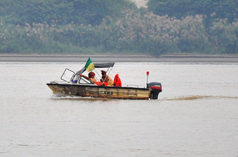 Cảnh sát giao thông đường thủy cũng phân công lực lượng đi hàng trăm cây số dọc sông Hồng tìm kiếm. Ảnh người đưa tin Cảnh sát giao thông đường thủy cũng phân công lực lượng đi hàng trăm cây số dọc sông Hồng tìm kiếm. Ảnh người đưa tin