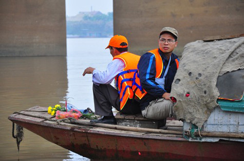 Anh Thăng (em trai ruột chị Huyền) cùng anh rể chị Huyền đã thuê thuyền đi dọc khúc sông với hy vọng thấy xác chị gái nổi. Ảnh :người đưa tin Anh Thăng (em trai ruột chị Huyền) cùng anh rể chị Huyền đã thuê thuyền đi dọc khúc sông với hy vọng thấy xác chị gái nổi. Ảnh :người đưa tin