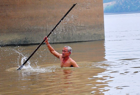 Một ngư dân tự nguyện xuống sông tìm kiếm nạn nhân nhưng không thấy. Ảnh người đưa tin Một ngư dân tự nguyện xuống sông tìm kiếm nạn nhân nhưng không thấy. Ảnh người đưa tin