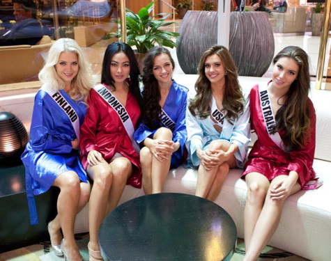 Họ là những người phụ nữ đẹp nhất thế giới trong chiếc áo choàng bằng lụa và họ đã chuẩn bị sẵn sàng cho đêm trao vương miện Hoa hậu Hoàn vũ vào tối 9 -11. Họ là những người phụ nữ đẹp nhất thế giới trong chiếc áo choàng bằng lụa và họ đã chuẩn bị sẵn sàng cho đêm trao vương miện Hoa hậu Hoàn vũ vào tối 9 -11.