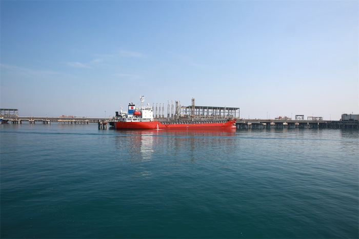 Cảng xuất sản phẩm bằng đường biển của NMLD Dung Quất. Cảng xuất sản phẩm bằng đường biển của NMLD Dung Quất.