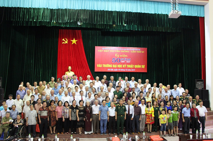 Cuộc gặp mặt sau 50 năm ngày nhập trường (Ảnh: Lại Cường)