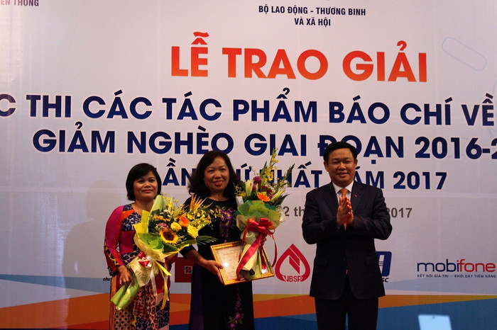 Phó thủ tướng Vương Đình Huệ trao giải cho các tác phẩm đạt giải A (Ảnh: Lại Cường) Phó thủ tướng Vương Đình Huệ trao giải cho các tác phẩm đạt giải A (Ảnh: Lại Cường)
