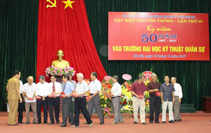 Cùng nhau mừng đồng đội bước vào tuổi 70 (Ảnh: Lại Cường)