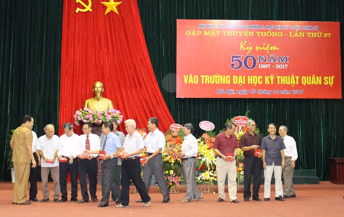 Cùng nhau mừng đồng đội bước vào tuổi 70 (Ảnh: Lại Cường)