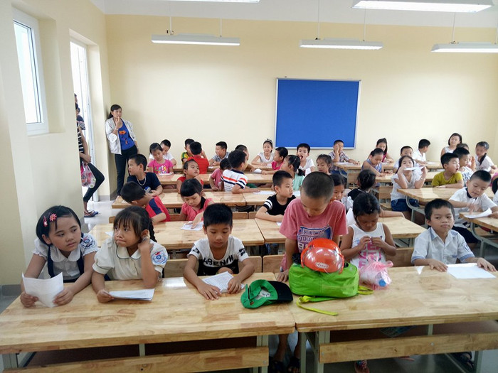 Lớp quá đông, học sinh phải ghép bàn ngồi học (Ảnh: Phụ huynh học sinh cung cấp) Lớp quá đông, học sinh phải ghép bàn ngồi học (Ảnh: Phụ huynh học sinh cung cấp)