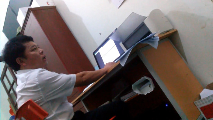 Lời nói của thầy hiệu trưởng Trần Xuân Ngọc thật vô cảm (Ảnh chụp từ clip phụ huynh ghi lại) Lời nói của thầy hiệu trưởng Trần Xuân Ngọc thật vô cảm (Ảnh chụp từ clip phụ huynh ghi lại)