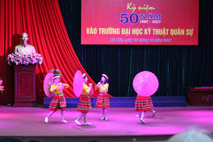 Tiết mục của nhữn người đồng đội hát cho nhau nghe (Ảnh: Lại Cường)