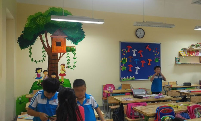 Việc trang trí lớp học có sự đồng thuận giữa cha mẹ học sinh và cô giáo (Ảnh: Lại Cường) Việc trang trí lớp học có sự đồng thuận giữa cha mẹ học sinh và cô giáo (Ảnh: Lại Cường)