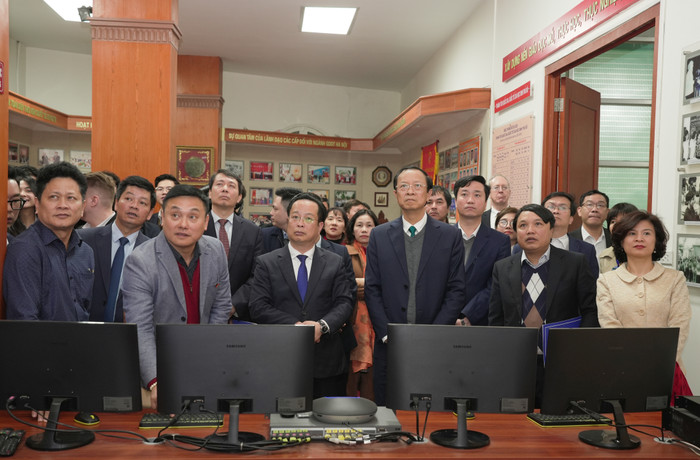 Các đại biểu cùng thăm quan, nghe giới thiệu về trung tâm điều hành thông minh nơi quản lý và hỗ trợ hoạt động tự học của học sinh. FSE00467.JPG