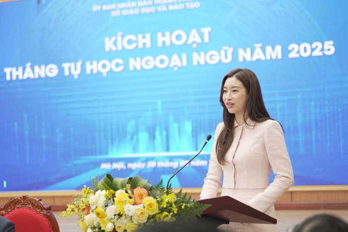 Hoa hậu Đỗ Mỹ Linh chia sẻ tại hội nghị. FSE00398.JPG