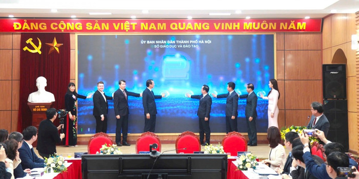 Các đại biểu cùng thực hiện nghi thức kích hoạt Tháng tự học ngoại ngữ năm 2025. tu-hoc-nn-19-220250220143832.jpg