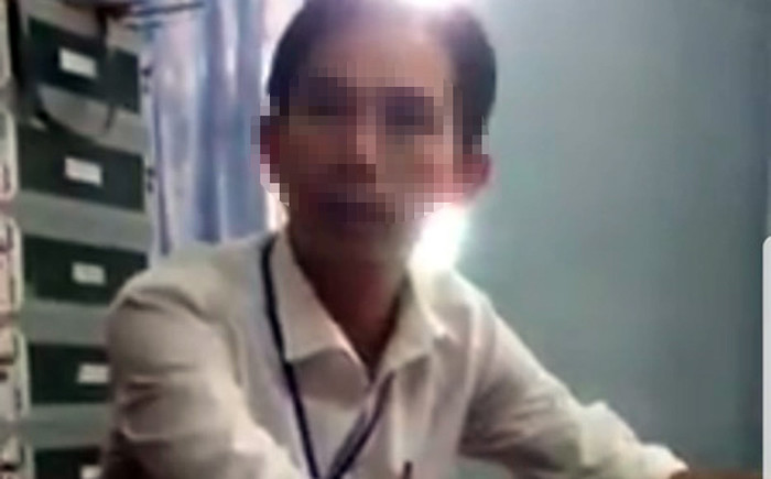 Ảnh chụp đoạn phim phụ huynh đòi quần cho con gái trên mạng xã hội. (Ảnh: H.L) Ảnh chụp đoạn phim phụ huynh đòi quần cho con gái trên mạng xã hội. (Ảnh: H.L)