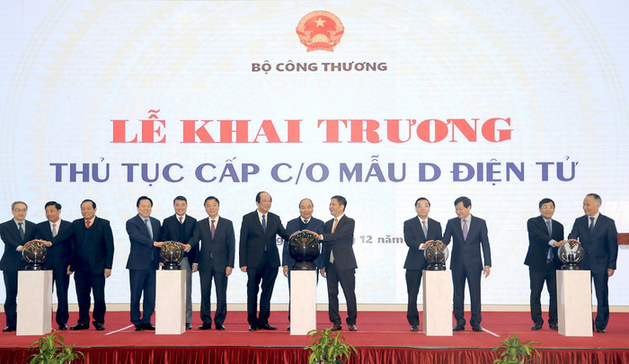 Thủ tướng thực hiện nghi thức khai trương thủ tục cấp C/O mẫu D điện tử. Ảnh: VGP