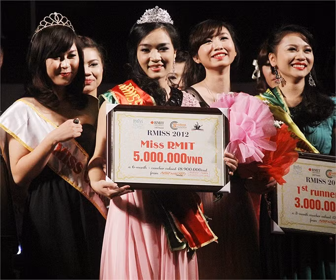 Ngôi vị cao nhất của cuộc thi đã thuộc về nữ sinh Nguyễn Mai Ly một cách thuyết phục >> NHAN SẮC YÊU KIỀU CỦA CÁC NỮ DOANH NHÂN TƯƠNG LAI >> Hotgirl Thảo My "đốt cháy mùa đông" đón Noel >> HOTGIRL KHẢ NGÂN, BẢO TRÂN KHIẾN SAO HÀN PHẢI GHEN TỊ >> Ngôi sao Missteen Thảo My khiến cộng đồng mạng "nổi sóng" >> MISS CUXI VIỆT HUÊ KHOE DÁNG XINH >> Hotgirl Linh Hàn gợi cảm đón mùa đông về >> Nữ sinh Học viện Hành chính hóa thân thành thôn nữ xinh đẹp >> HOA KHÔI SINH VIÊN YÊU KIỀU BÊN "NGỰA SẮT" >> Vẻ đẹp căng tràn của Hoa khôi Missteen Diễm Trang >>Những mỹ nhân từng học tại trường "nhà giàu" RMIT